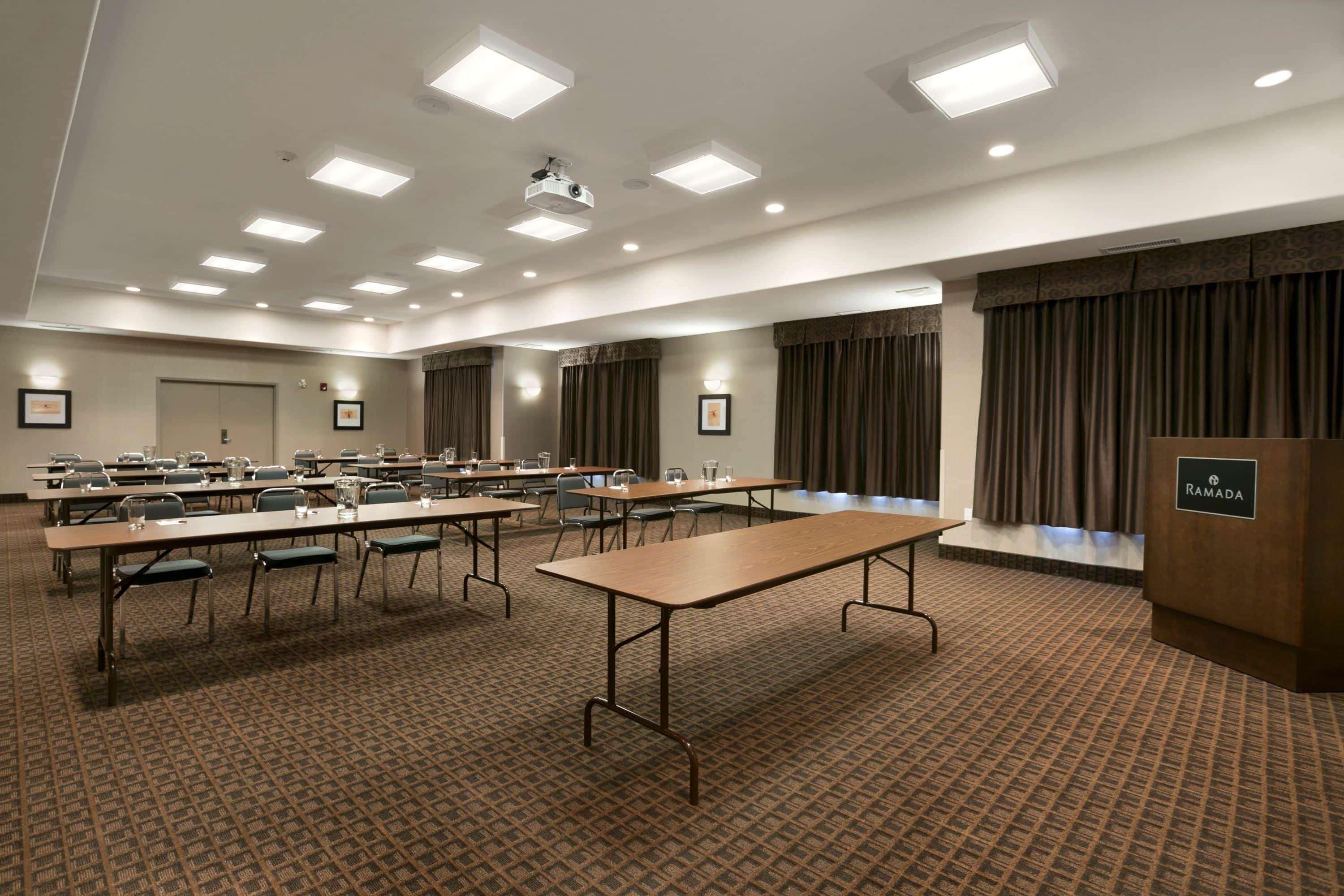 Hotel Ramada By Wyndham Conklin Extérieur photo